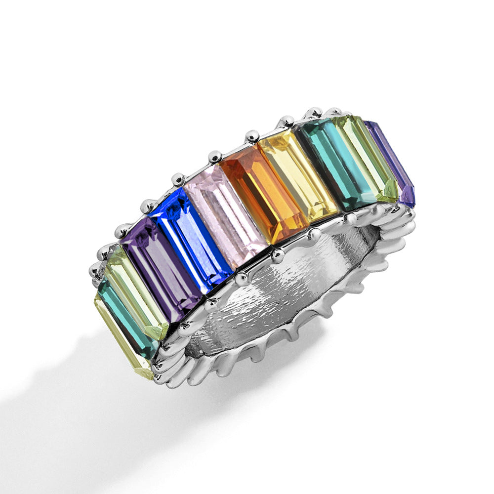 Naya – Zeitgenössischer geometrischer Ring aus farbigem Metall
