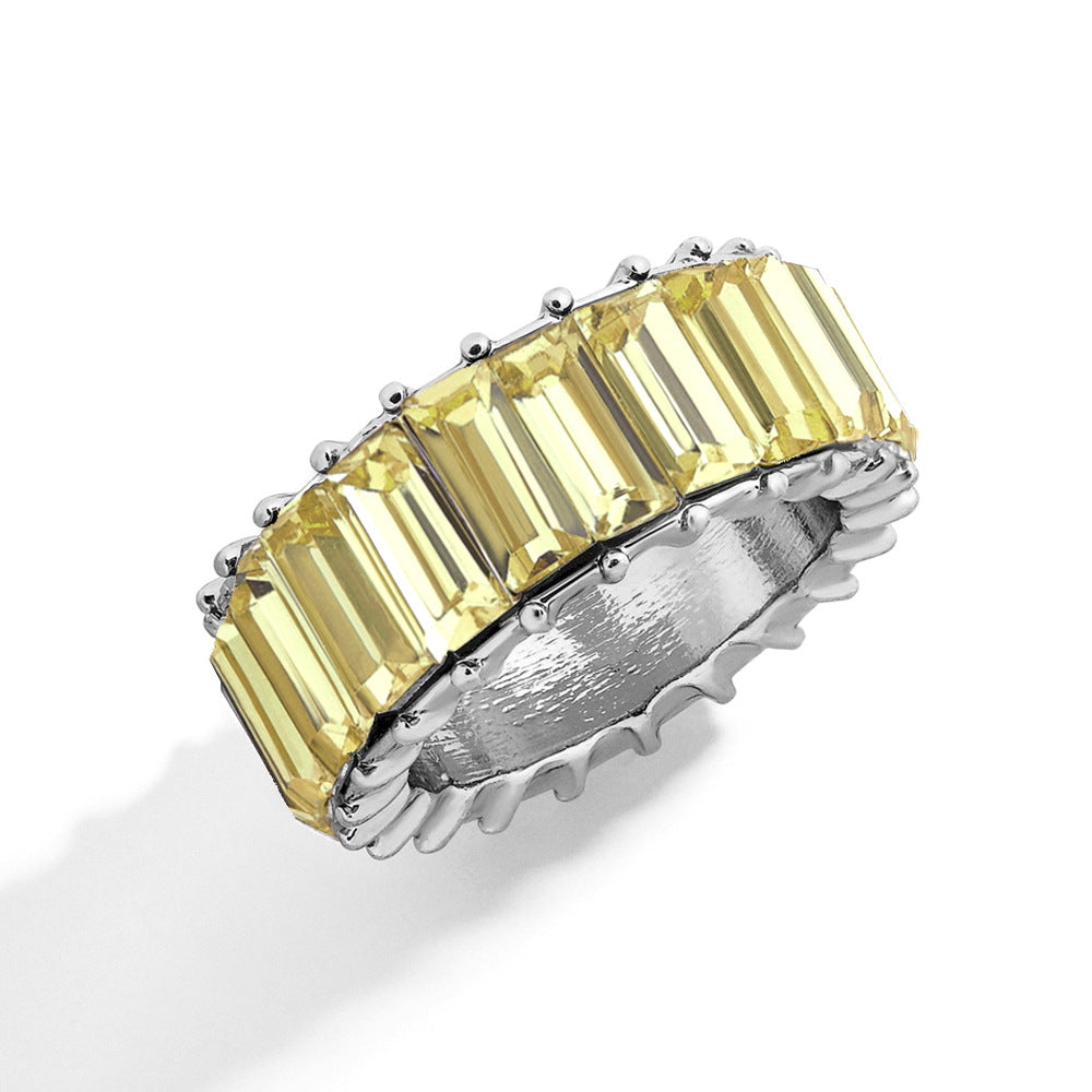 Naya – Zeitgenössischer geometrischer Ring aus farbigem Metall