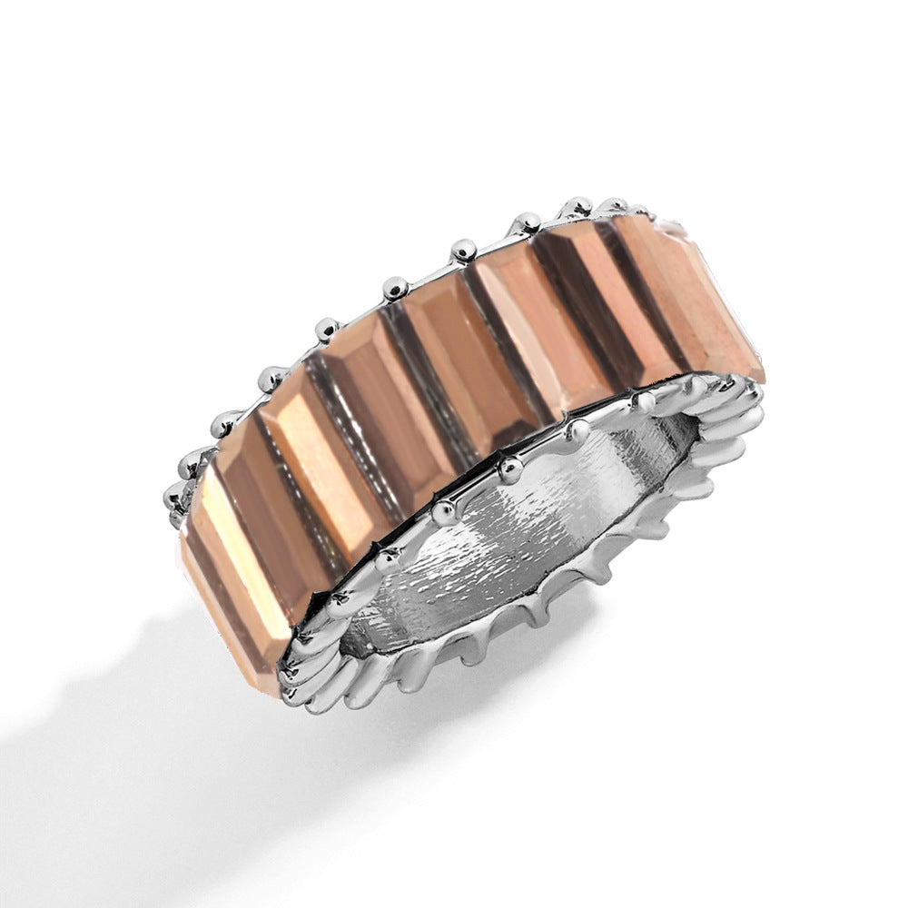 Naya – Zeitgenössischer geometrischer Ring aus farbigem Metall