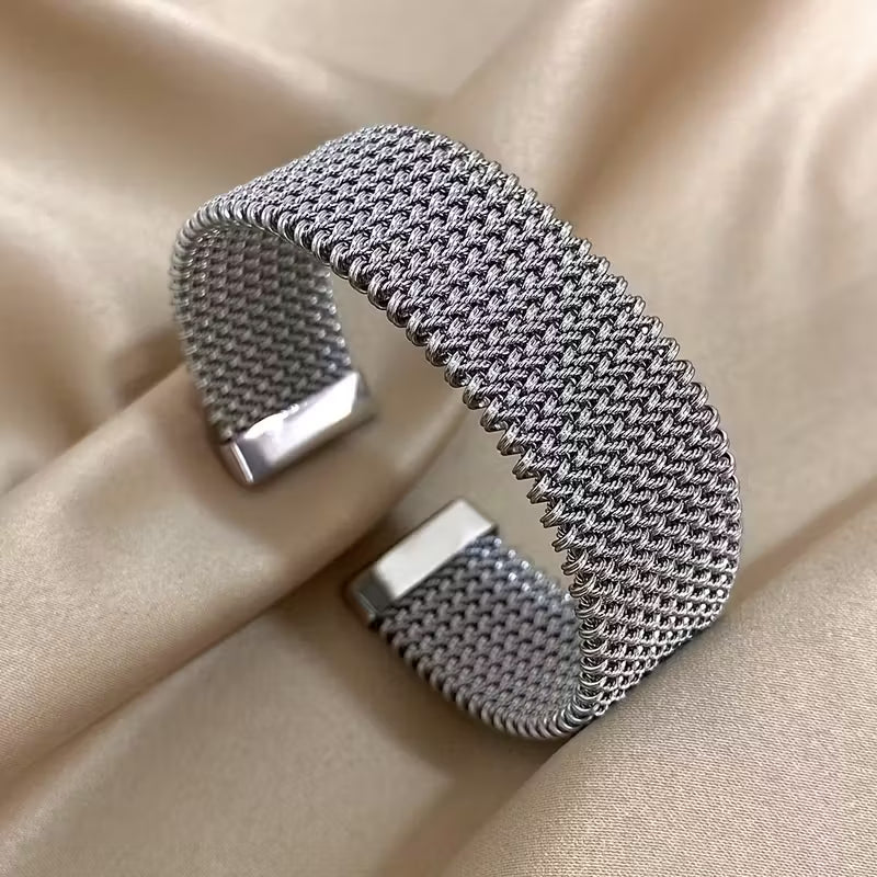Raya – Armband aus Titanstahl mit eingraviertem Kabel
