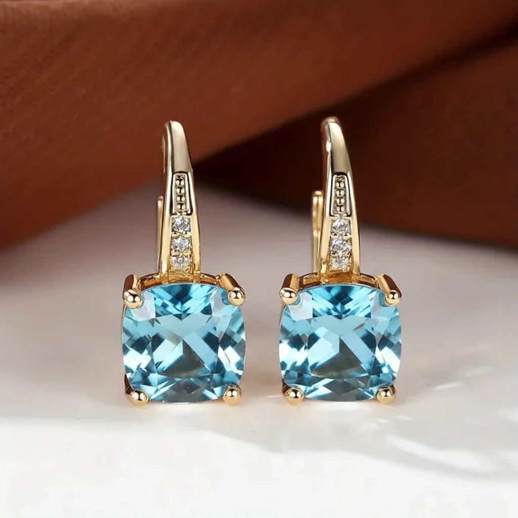 Claudine – Goldene Hoops mit geheimnisvollem Saphir
