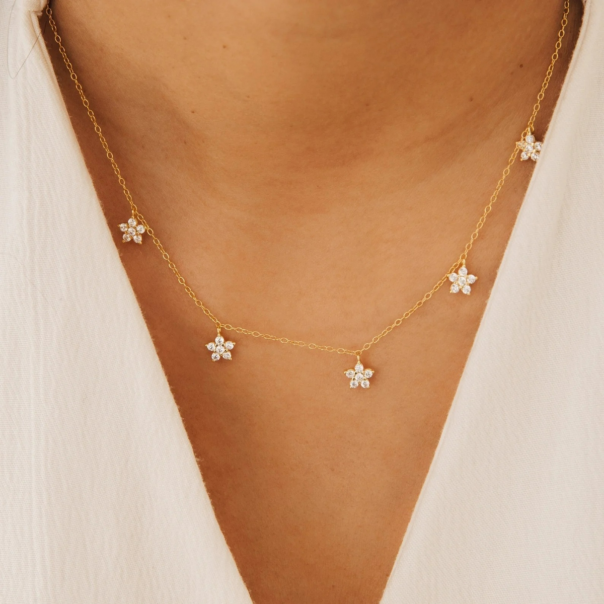 Kette mit zarten Diamantblüten