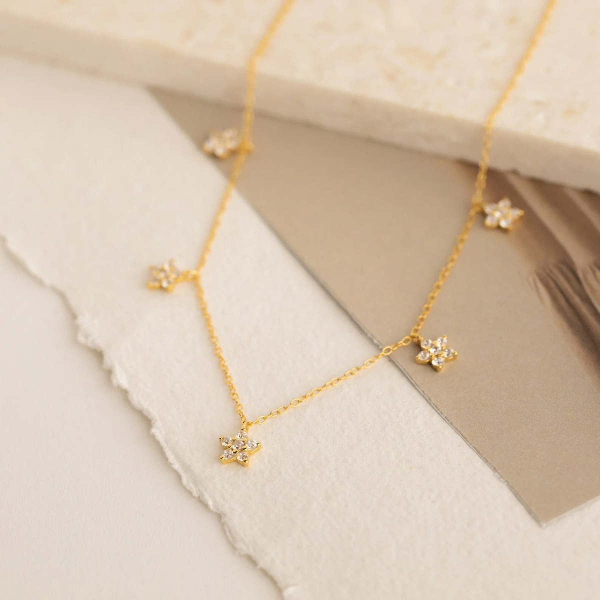 Kette mit zarten Diamantblüten