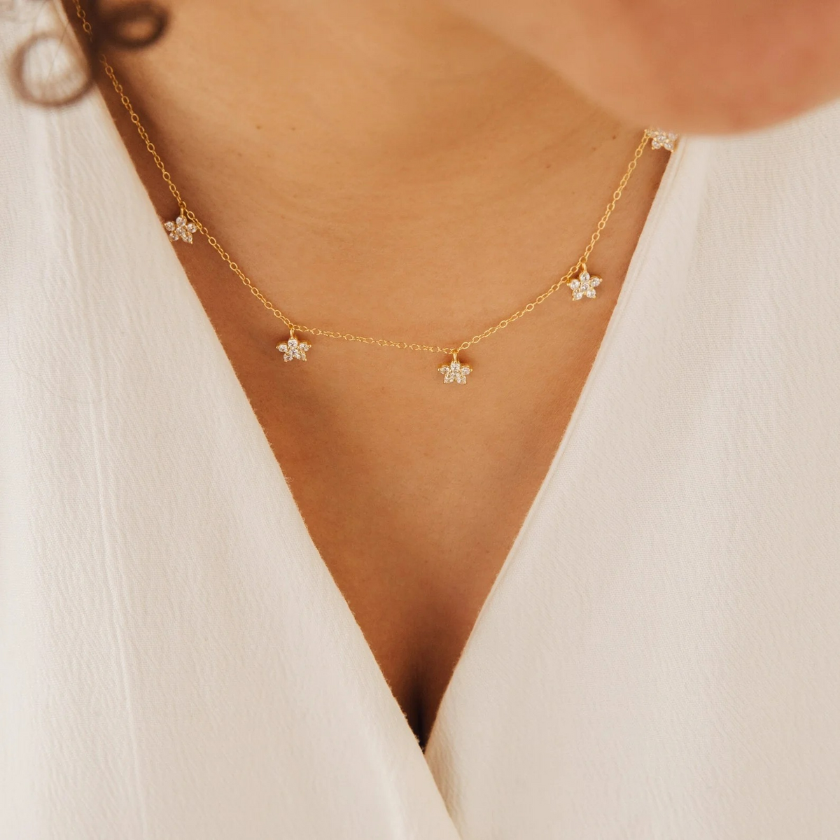 Kette mit zarten Diamantblüten