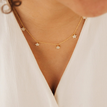 Kette mit zarten Diamantblüten