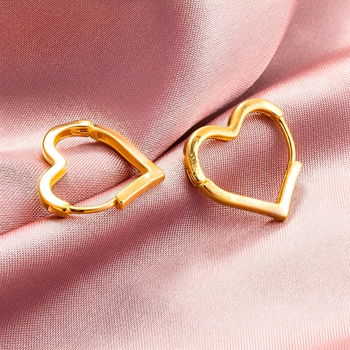 Lena – Herzförmige Ohrringe in Gold (Paar)