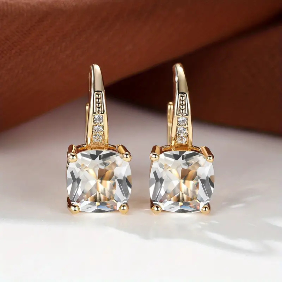 Naoko – Elegante Creolen mit glitzernden Steinen