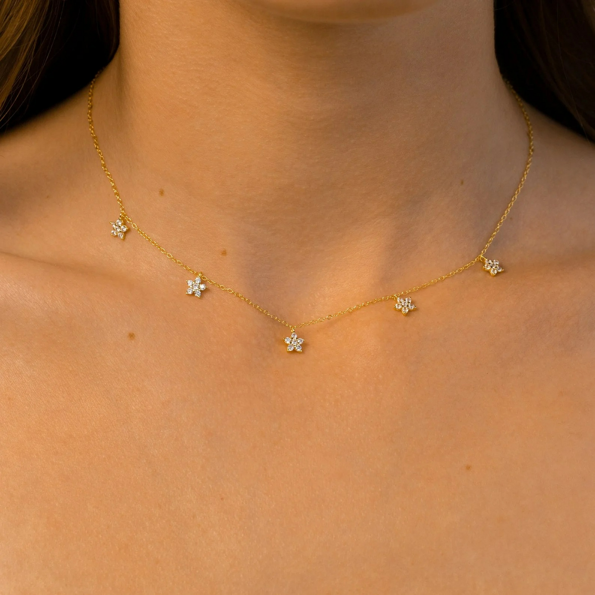 Kette mit zarten Diamantblüten