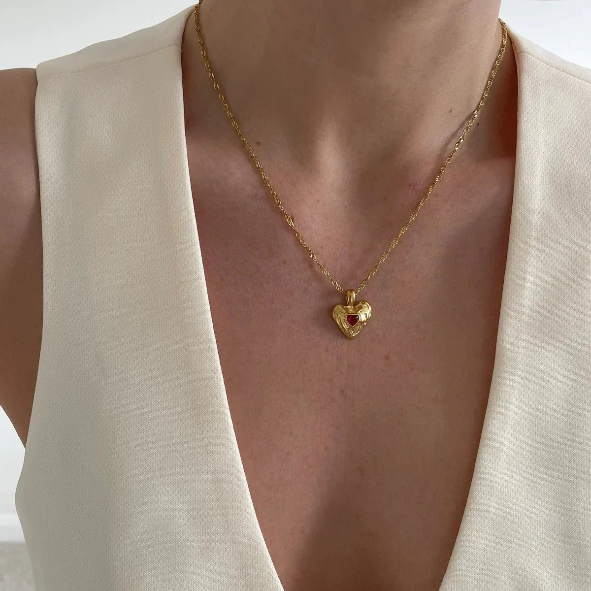 Vesper - Goldene Halskette mit rotem Herzanhänger