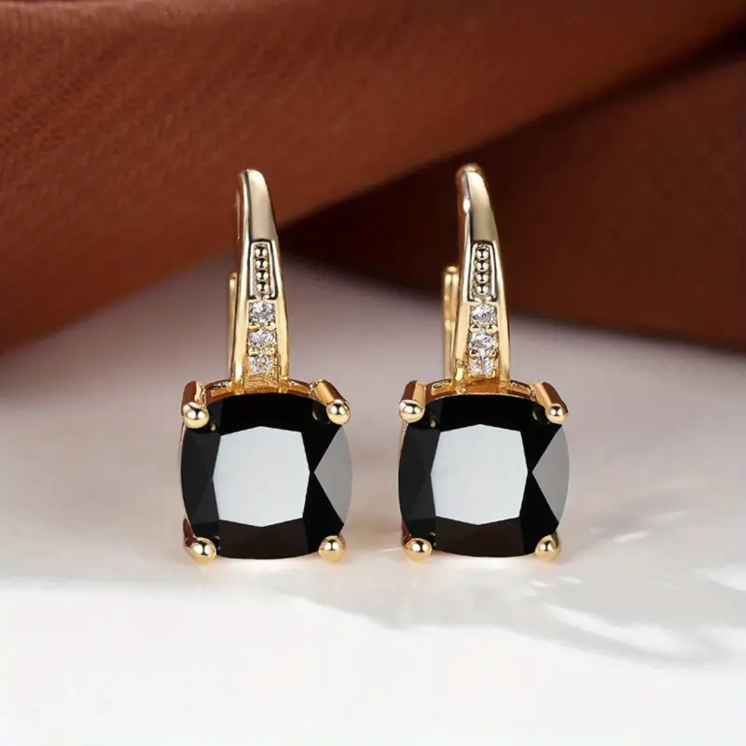 Naoko – Elegante Creolen mit glitzernden Steinen
