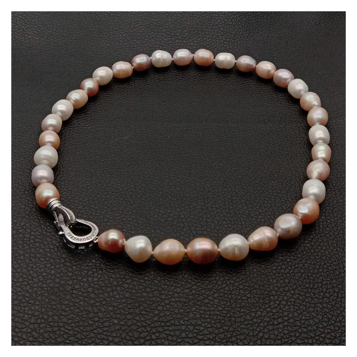 Nahia – Kette mit farbenfrohen Perlen