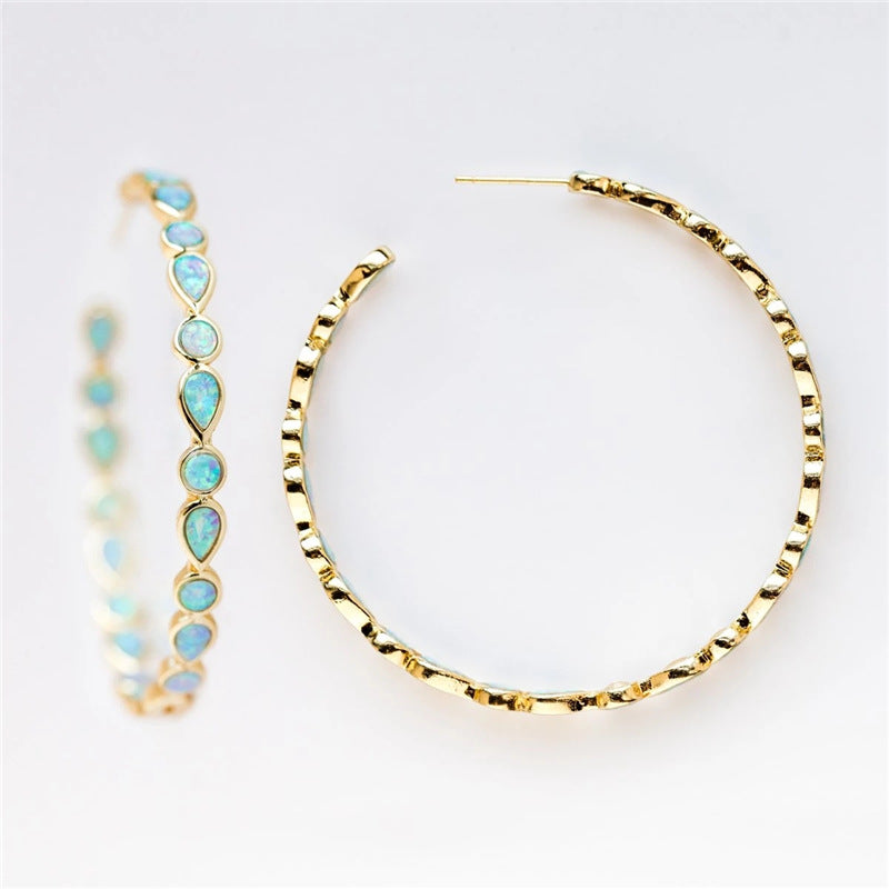 Glänzende Eleganz - Ohrringe mit blauem Opal und Gold