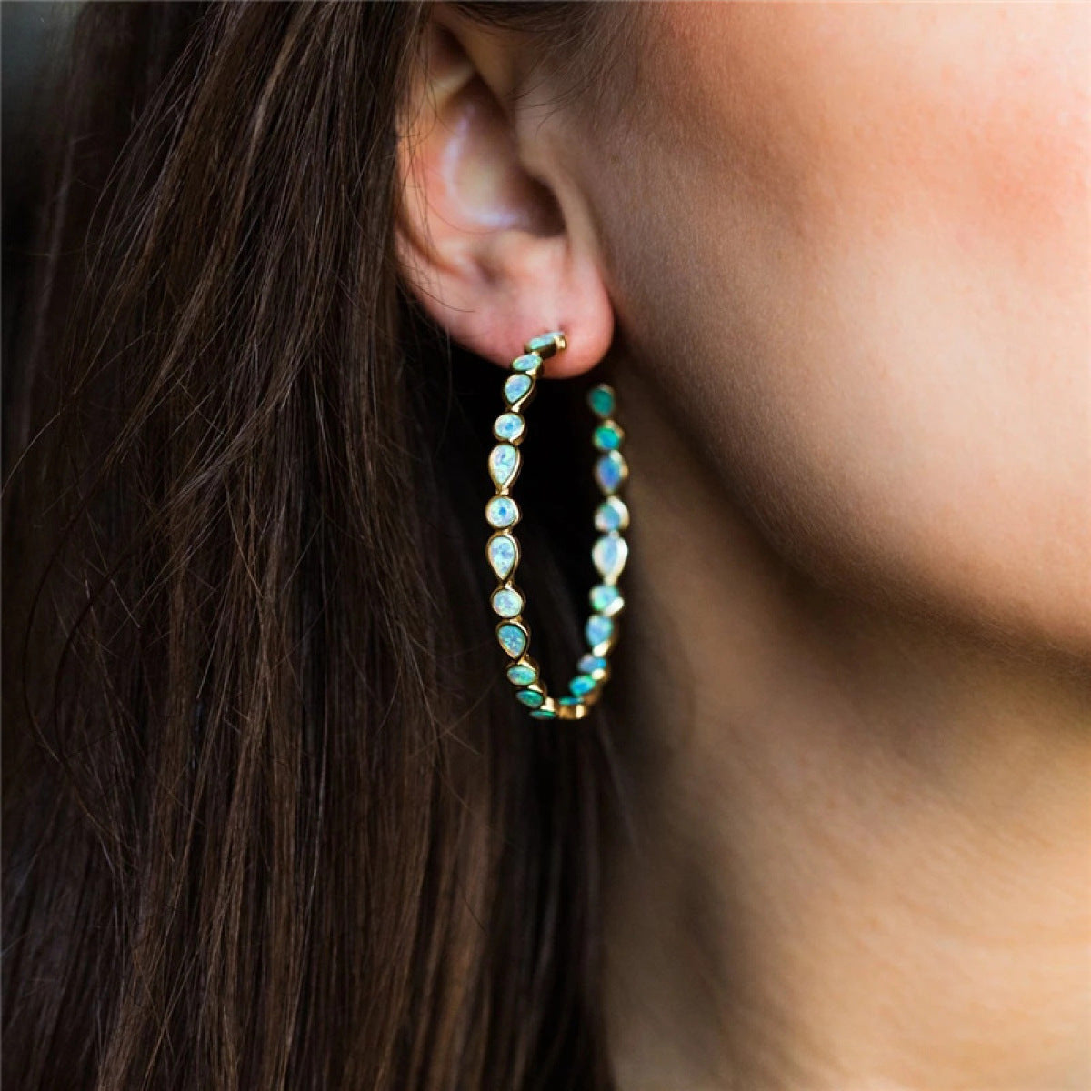 Glänzende Eleganz - Ohrringe mit blauem Opal und Gold