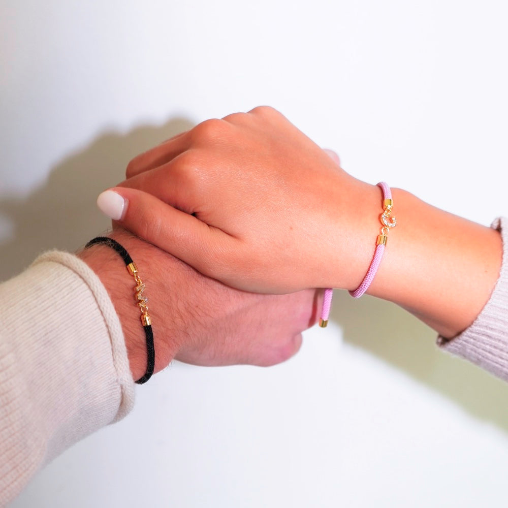 Calla – Flexibles Armband mit eingraviertem Anfangsbuchstaben