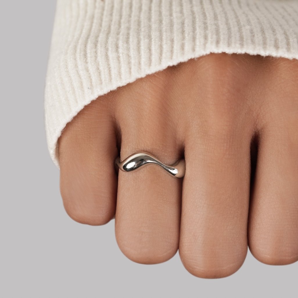 Ondine – Minimalistischer wellenförmiger Ring