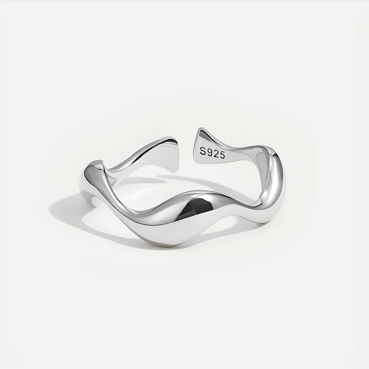 Ondine – Minimalistischer wellenförmiger Ring