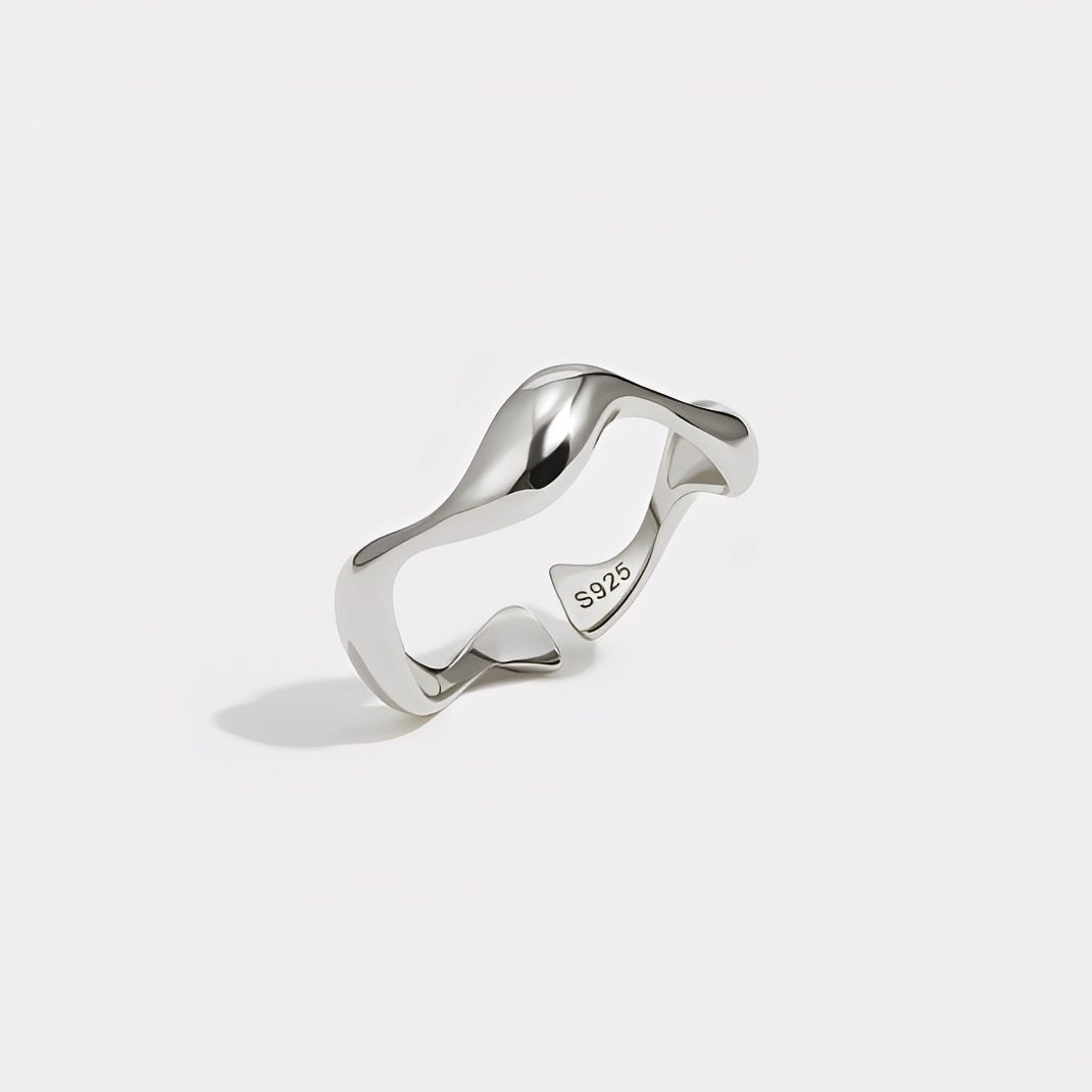 Ondine – Minimalistischer wellenförmiger Ring