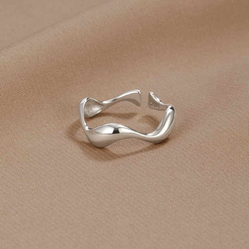 Ondine – Minimalistischer wellenförmiger Ring