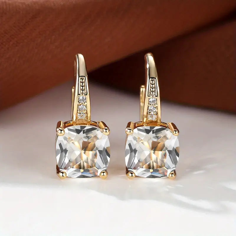 Claudine – Goldene Hoops mit geheimnisvollem Saphir