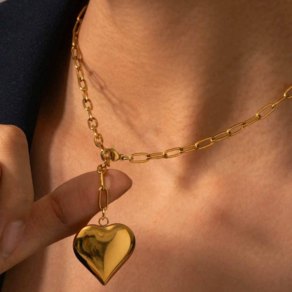 Babette – Goldene Büroklammer-Halskette mit Herzen