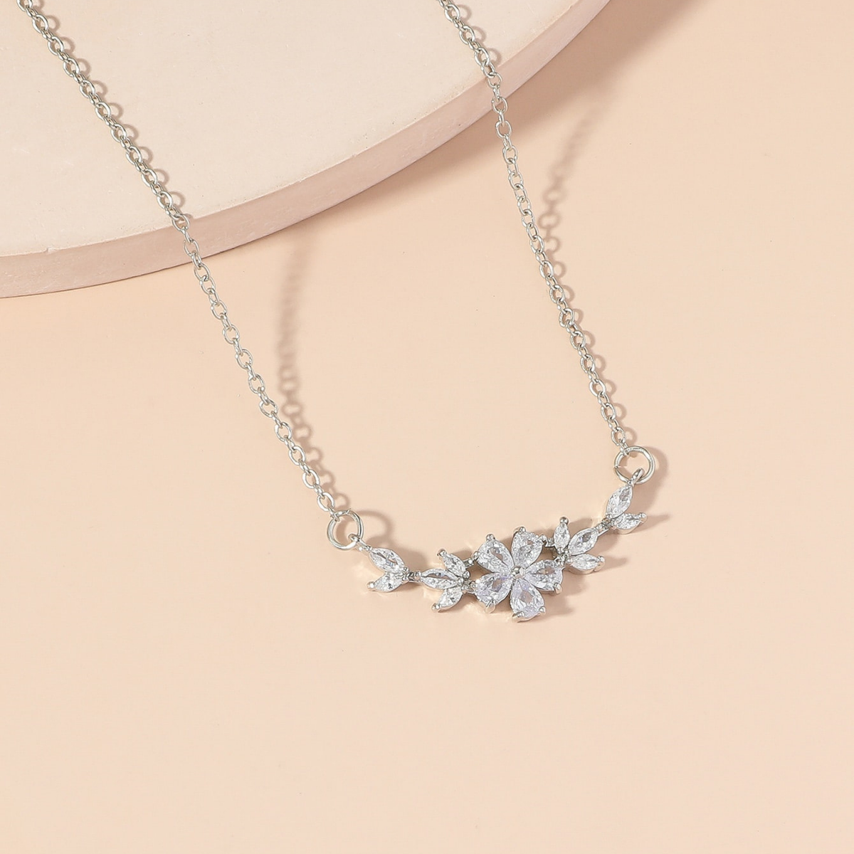 Halsband mit Blumenanhänger - Zirkonia-Blütenblatt-Halskette