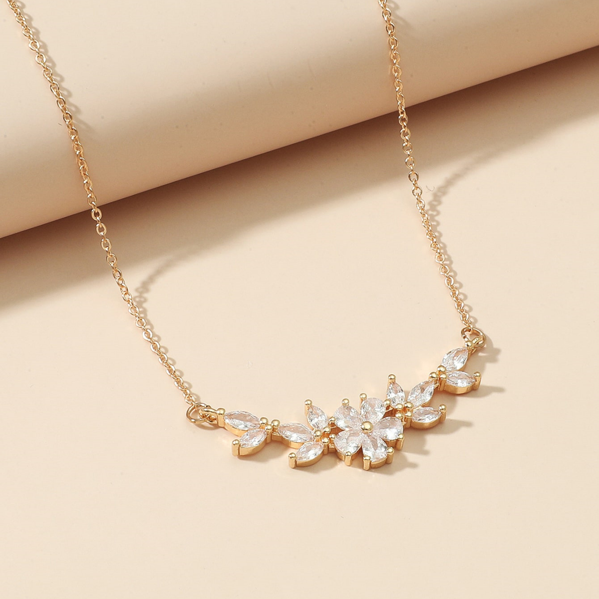 Halsband mit Blumenanhänger - Zirkonia-Blütenblatt-Halskette