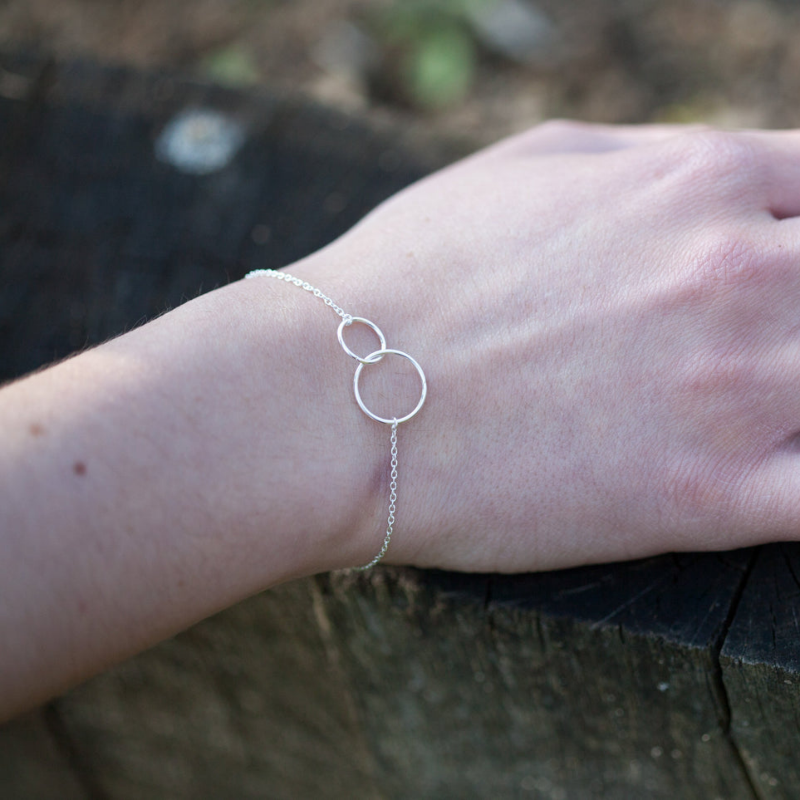Verschlungenes Ringarmband - Verschlungene Ringe