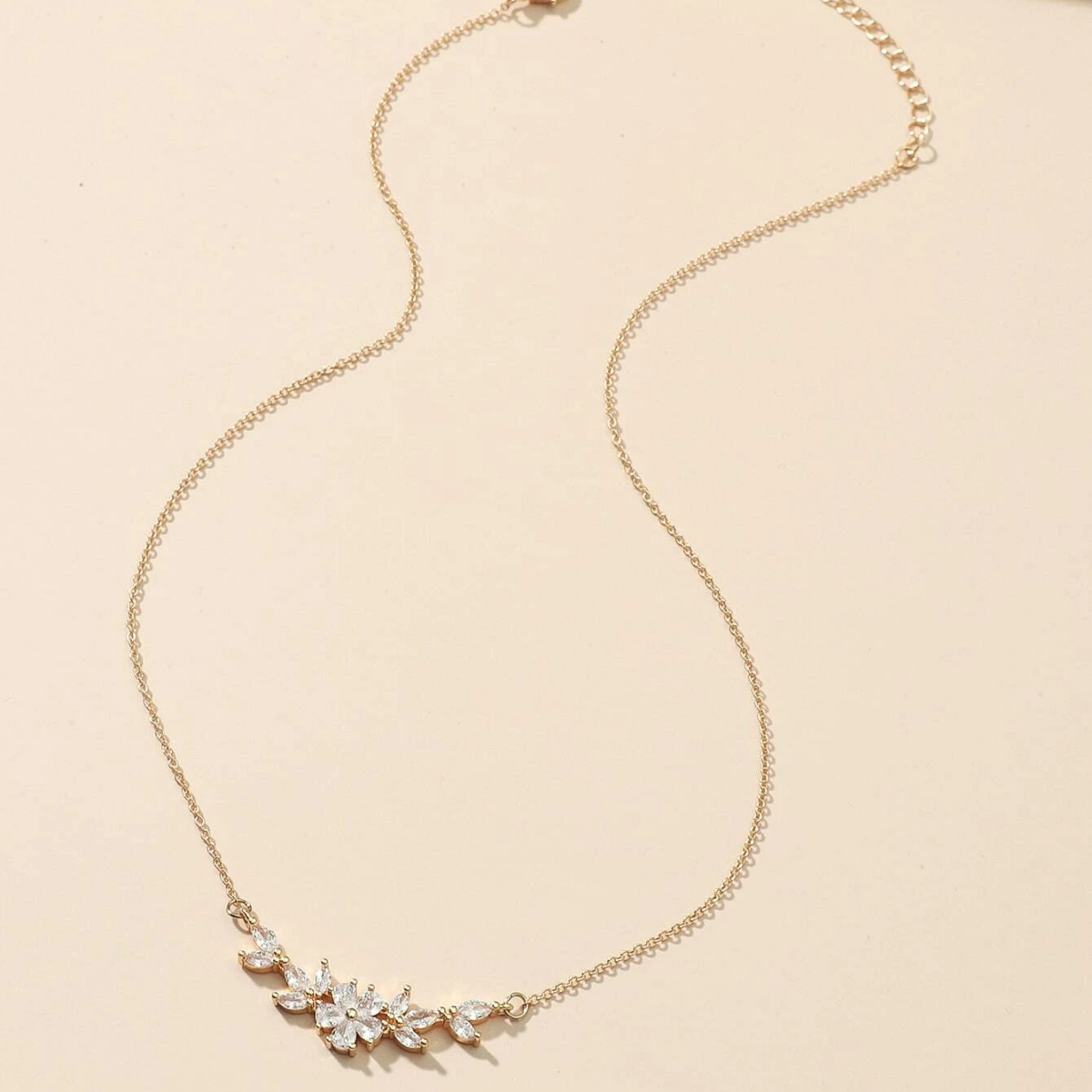 Halsband mit Blumenanhänger - Zirkonia-Blütenblatt-Halskette