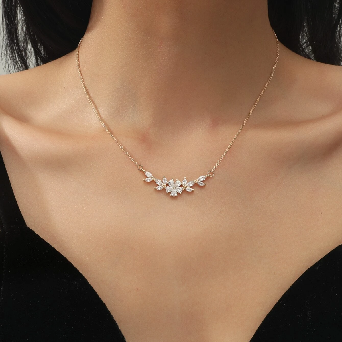 Halsband mit Blumenanhänger - Zirkonia-Blütenblatt-Halskette
