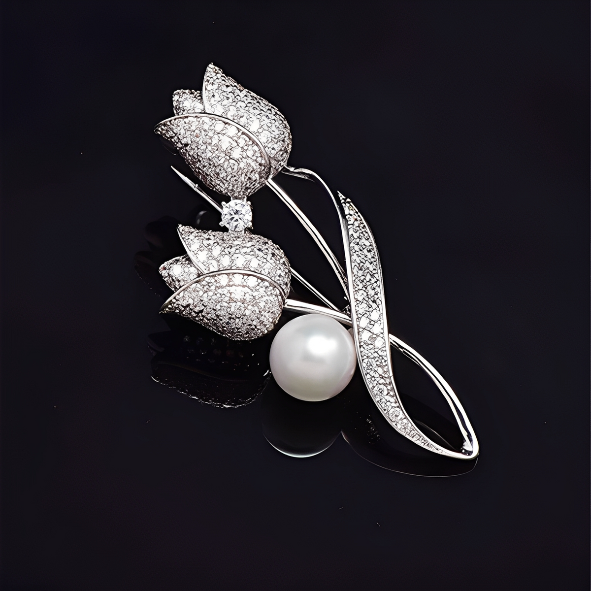 Jackie – Brosche mit goldfarbenem Tulpenmotiv, Zirkonia und Perle, Gold