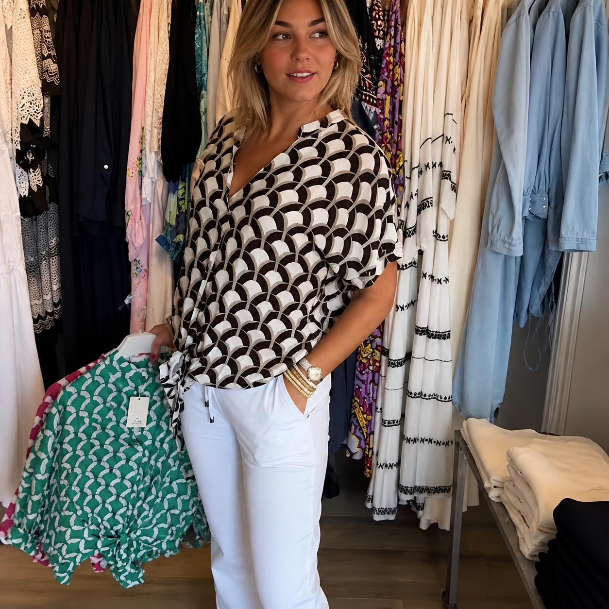 Leona - Elegantes Damenoberteil mit Print