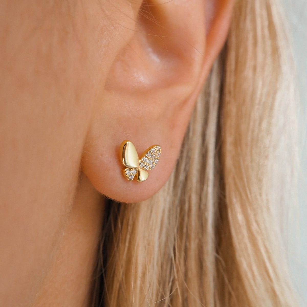 Ohrringe in Schmetterlingsform mit glitzernden Steinen