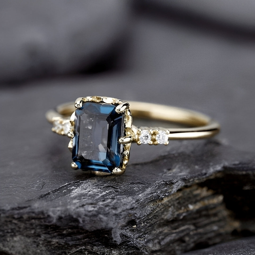 Sza – nostalgischer goldener Ring mit blauem Kristall