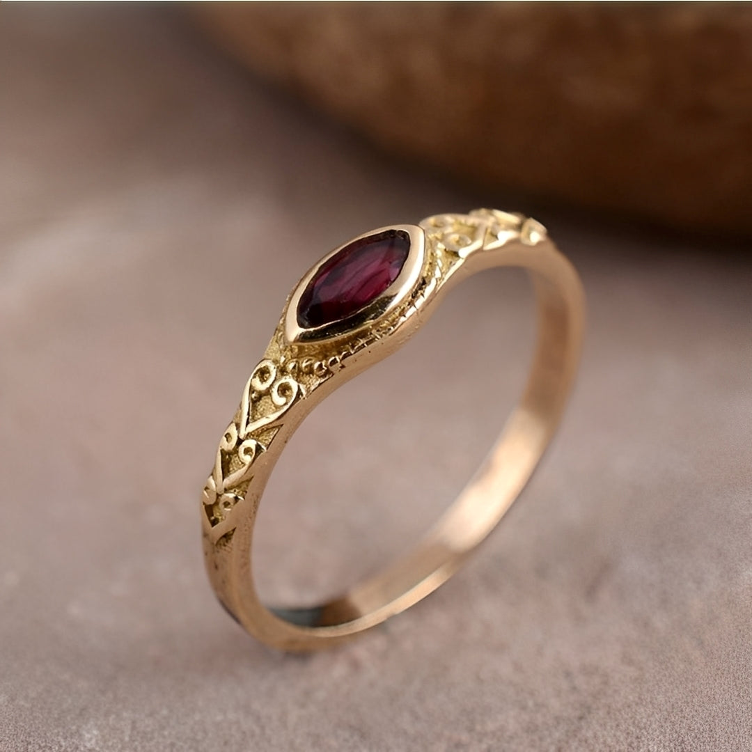 Olga – Goldring mit rotem Retrostein
