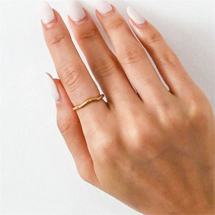 Dianne – Eleganter goldener Ring zum Übereinandertragen