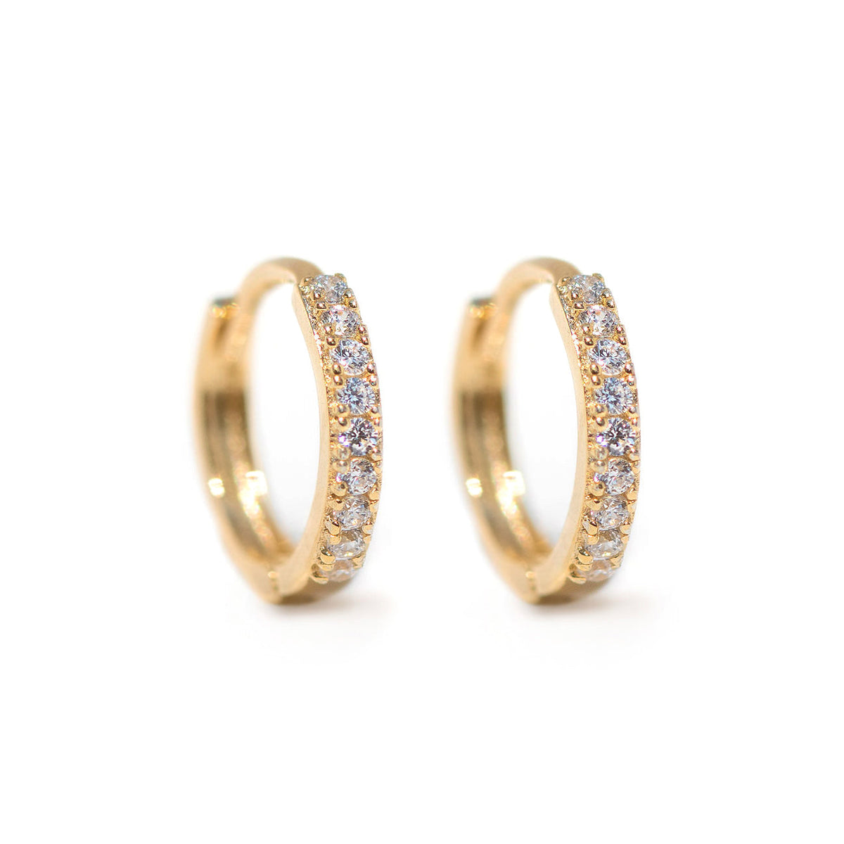 Elegante Huggie Creolen mit Pavé-Kristallen