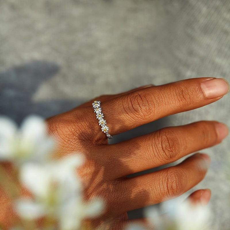 Flavia – Verstellbarer Ring mit emaillierter Margerite