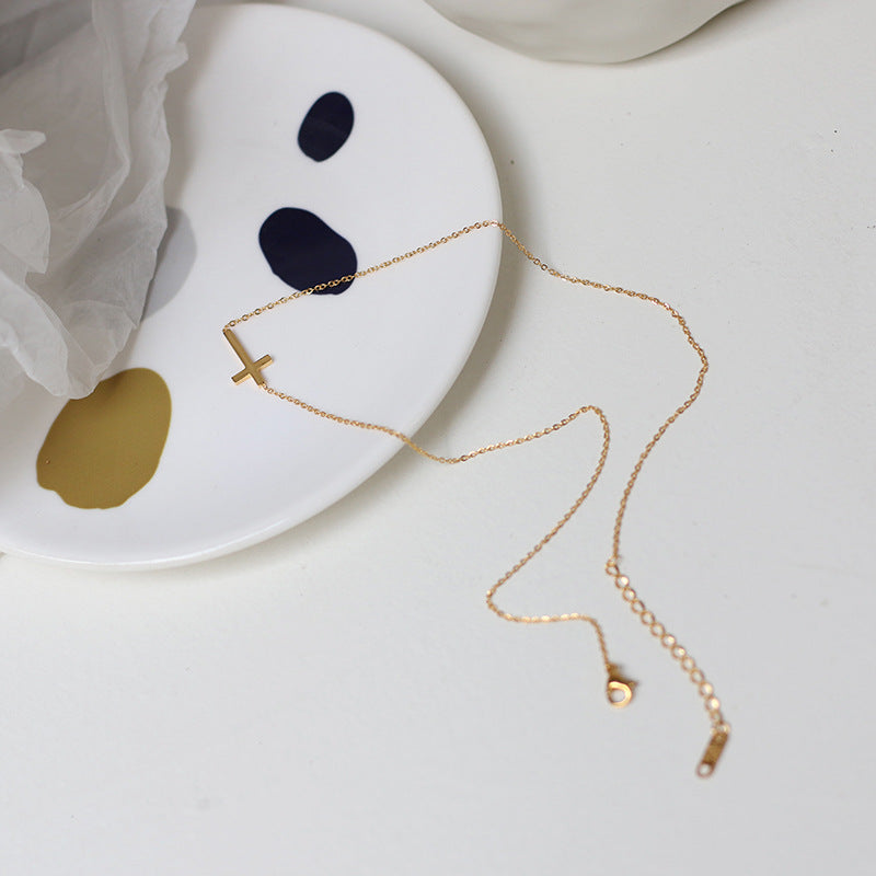 Nelly – Minimalistische Kreuzhalskette in Gold