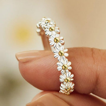 Flavia – Verstellbarer Ring mit emaillierter Margerite