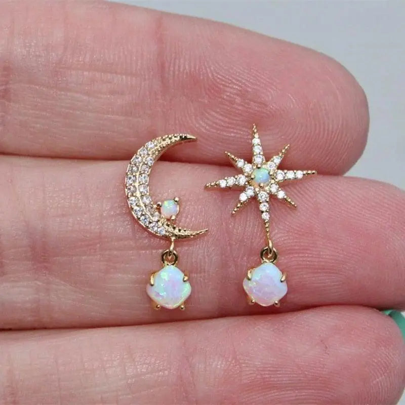 Carol – Ohrringe aus Gold und Opal im Design von Mond und Sternen