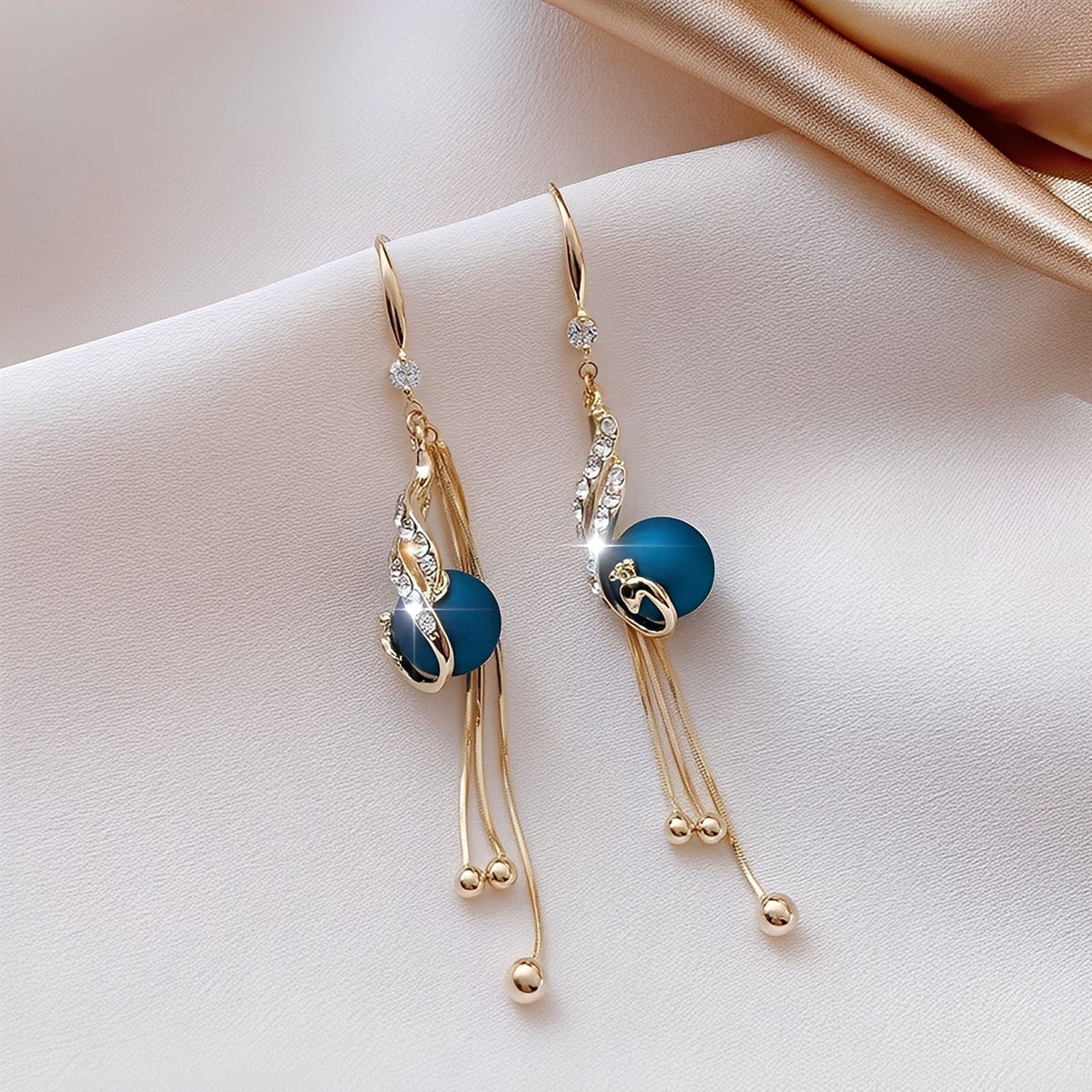 Sheynn – Stilvolle Ohrringe mit blauen Perlen