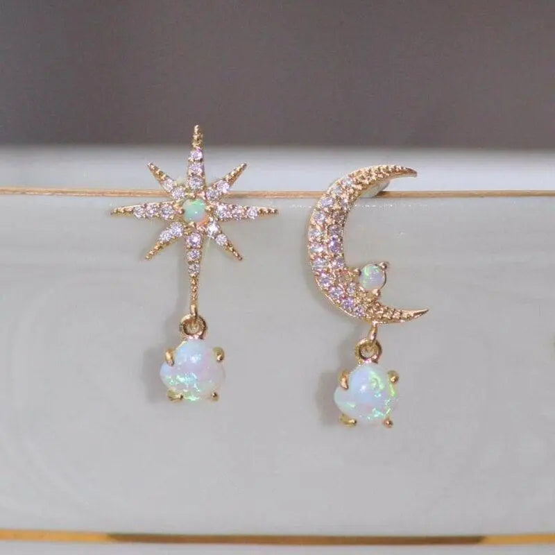 Carol – Ohrringe aus Gold und Opal im Design von Mond und Sternen