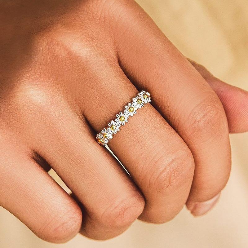 Flavia – Verstellbarer Ring mit emaillierter Margerite