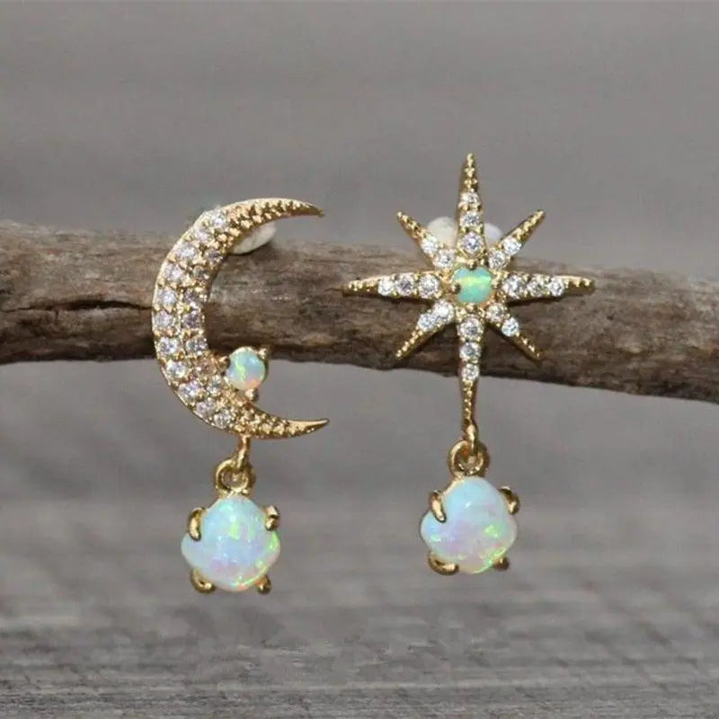Carol – Ohrringe aus Gold und Opal im Design von Mond und Sternen