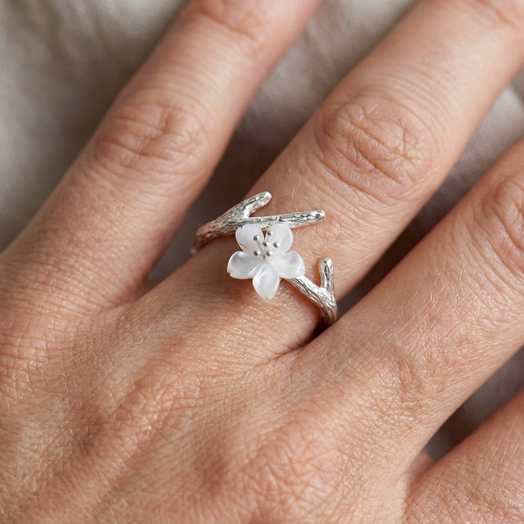 Lilou – Verstellbarer Vintage-Ring mit weißer Blüte