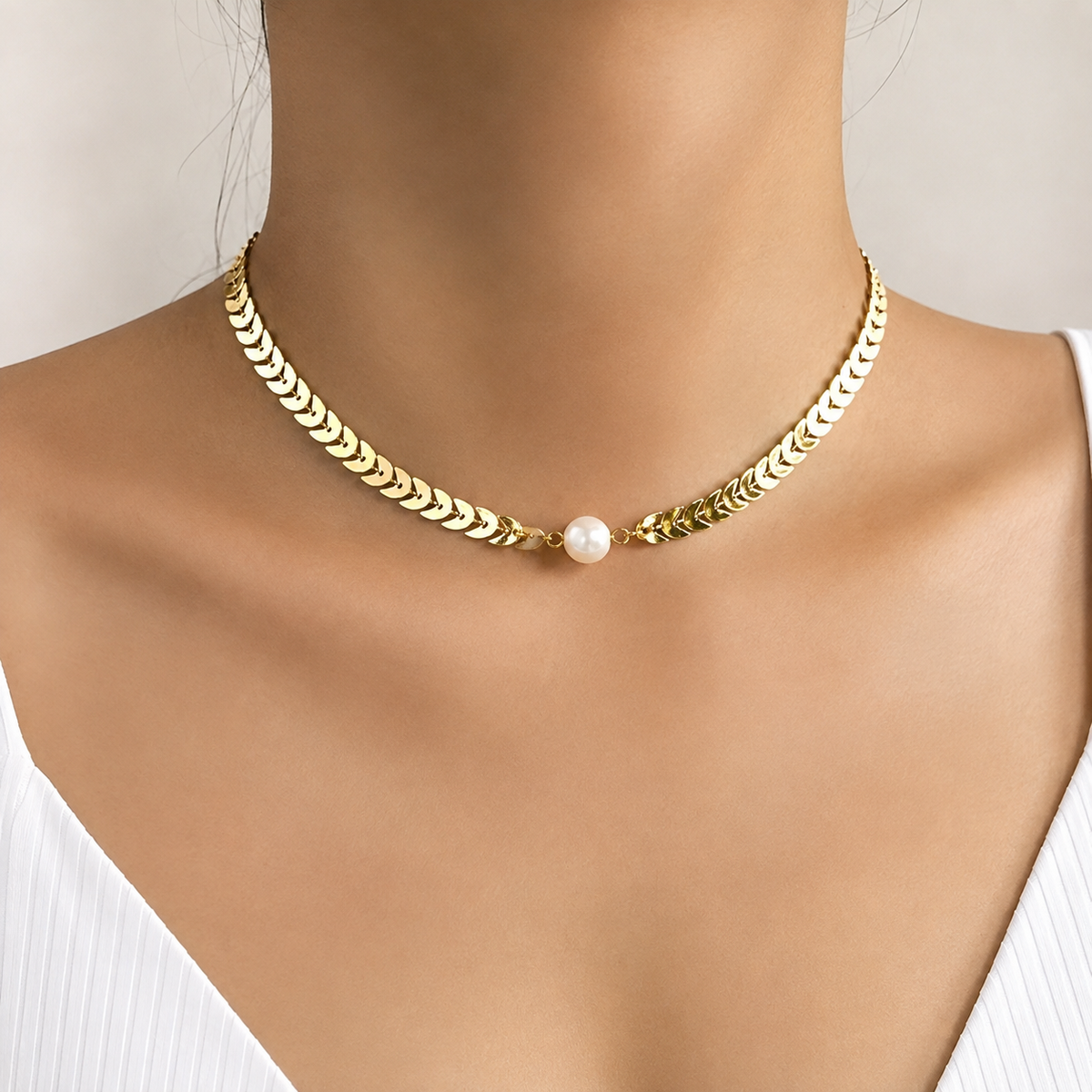 Aria – Elegante römische Halskette in Gold und mit Perle