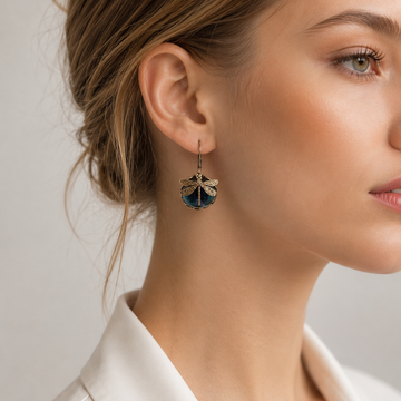Elandra – Ohrringe in Libellenform in antikem Gold