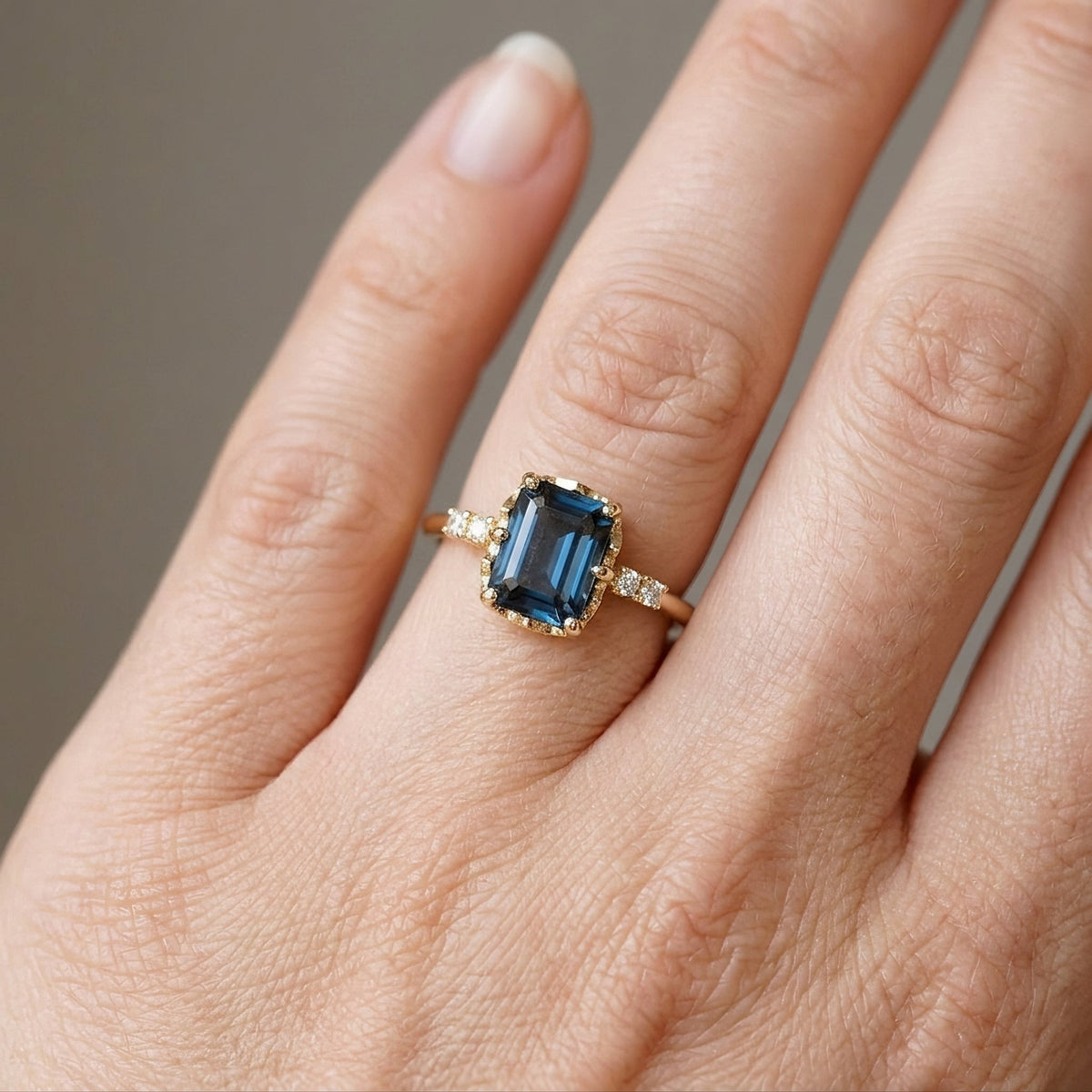 Sza – nostalgischer goldener Ring mit blauem Kristall