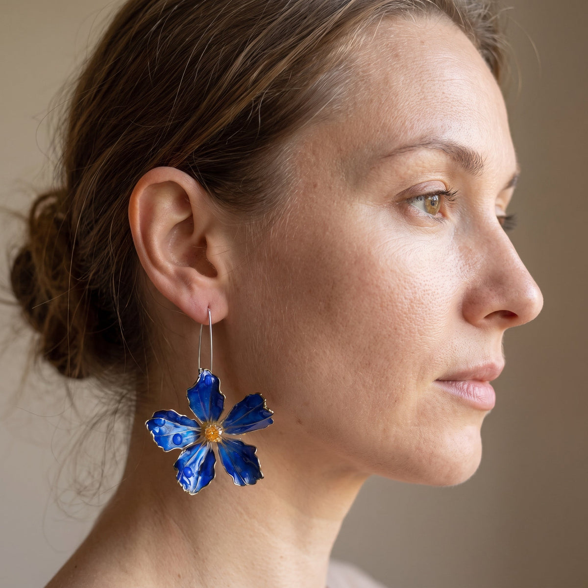 Bliss – Ohrringe im Vintage-Stil mit blauer Blume