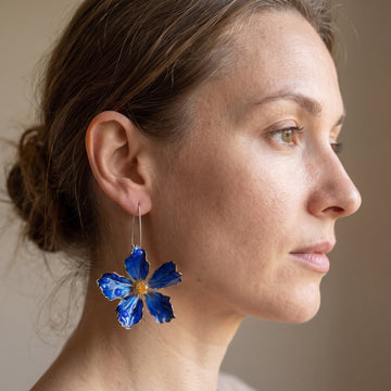 Bliss – Ohrringe im Vintage-Stil mit blauer Blume